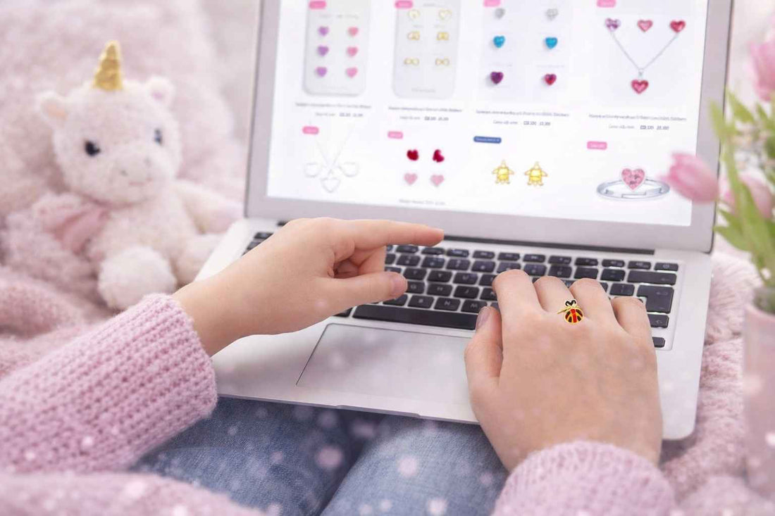 Laptop mit sicherem Kinderschmuck Onlineshop geöffnet von Funkelino